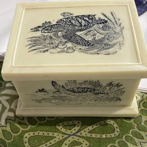 Vintage Beachcomber Resin Sea Turtle and Coral Box. In EUC. No signs of use. 4x3